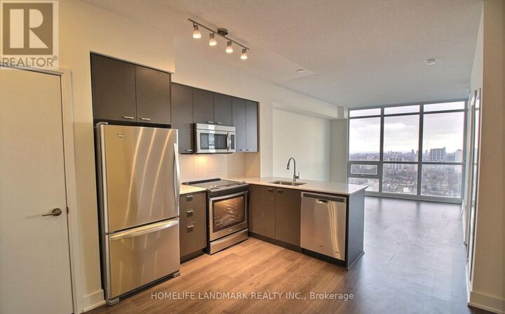 Property Photo: 30 Roehampton Avenue 2611 ON M4P 1R2