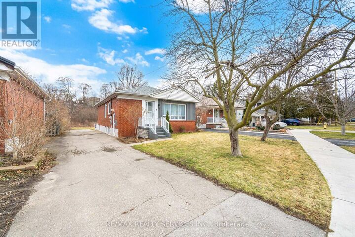 Property Photo:  6 Bonnyview Drive Upper  ON M8Y 3G6 