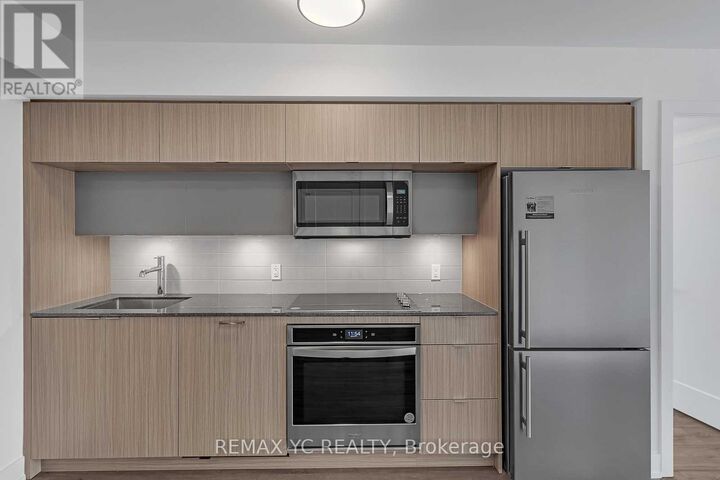 Property Photo:  585 Bloor Street East 3217  ON M4W 0B3 
