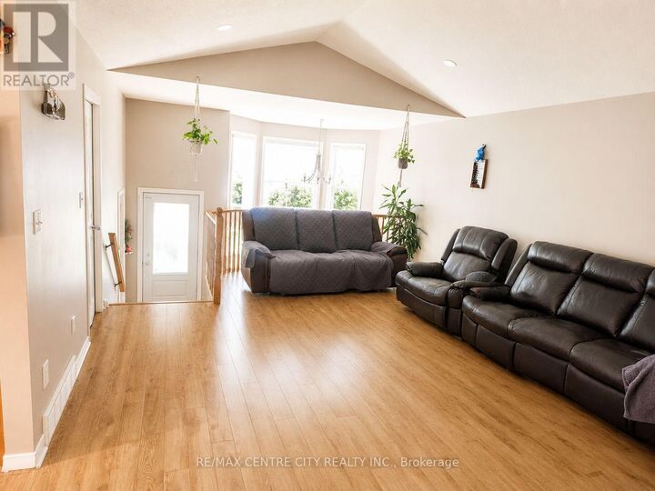 Property Photo:  18 Kennedy Place  ON N5V 4W1 