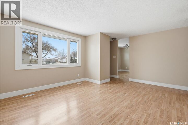 Property Photo:  94 Lloyd Crescent  SK S4R 6C1 