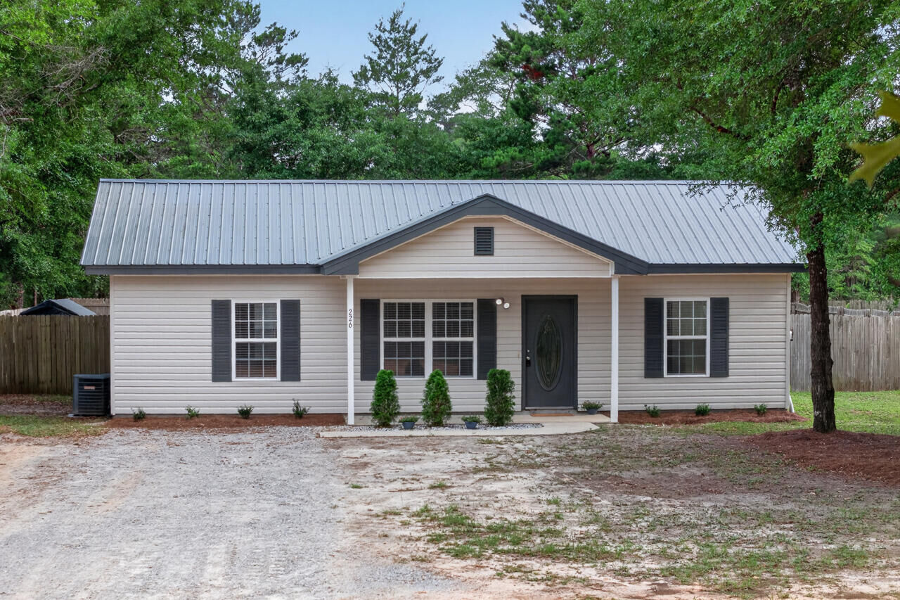 Property Photo:  226 E Cypress Avenue  FL 32433 