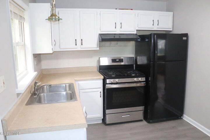 Property Photo:  1 Holmes Court  NY 12209 