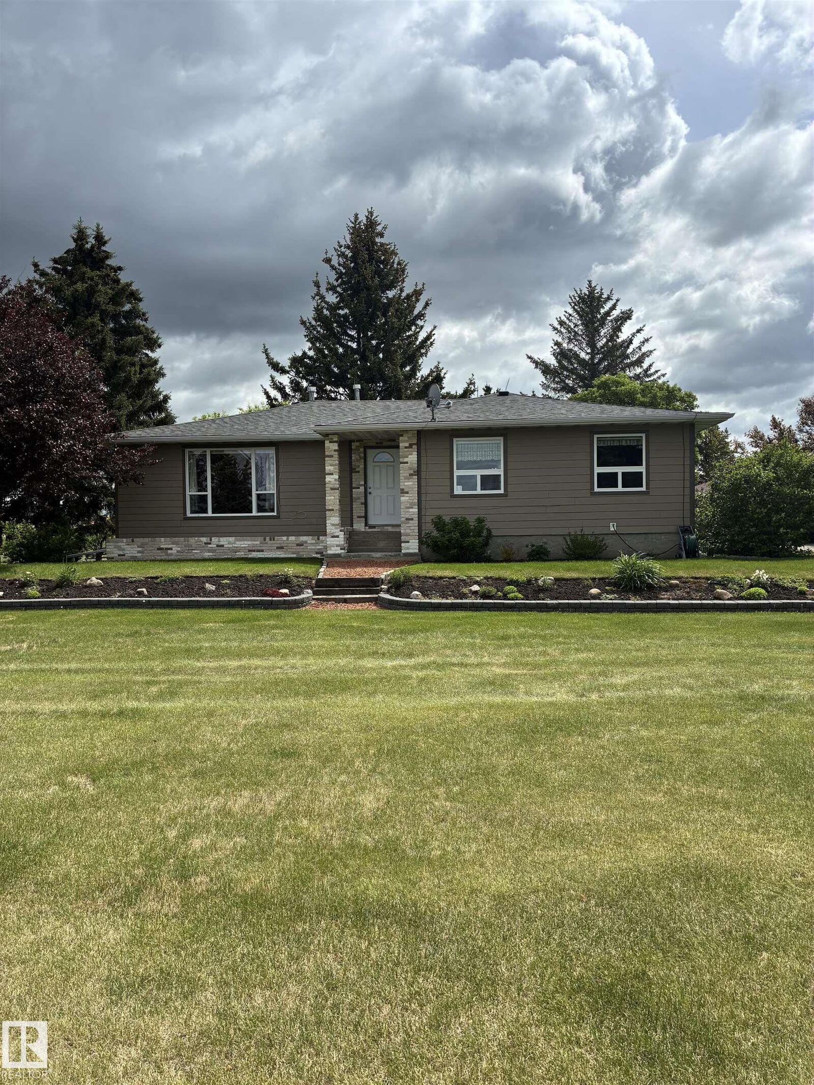 Property Photo: 25055 Twp Rd 492 AB T4X 2M6