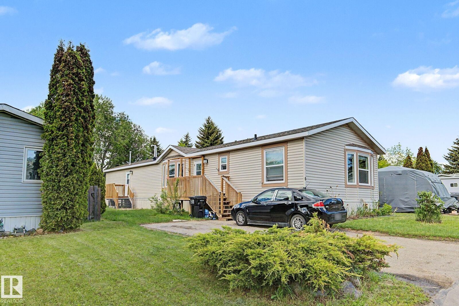 Property Photo:  6 The Parkway NW  AB T6P 1C7 