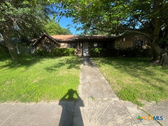 Property Photo: 1700 Standridge Street TX 76543