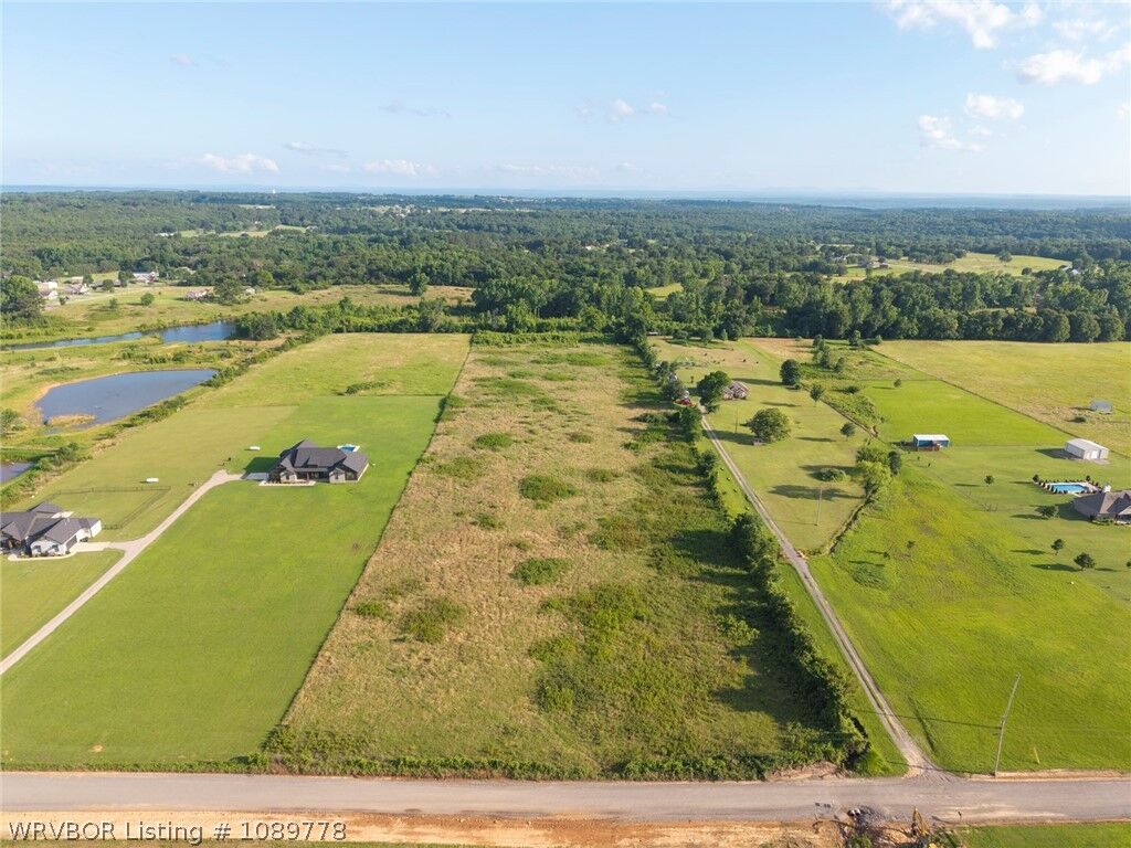 Property Photo: 2101 Deepwood Drive AR 72921