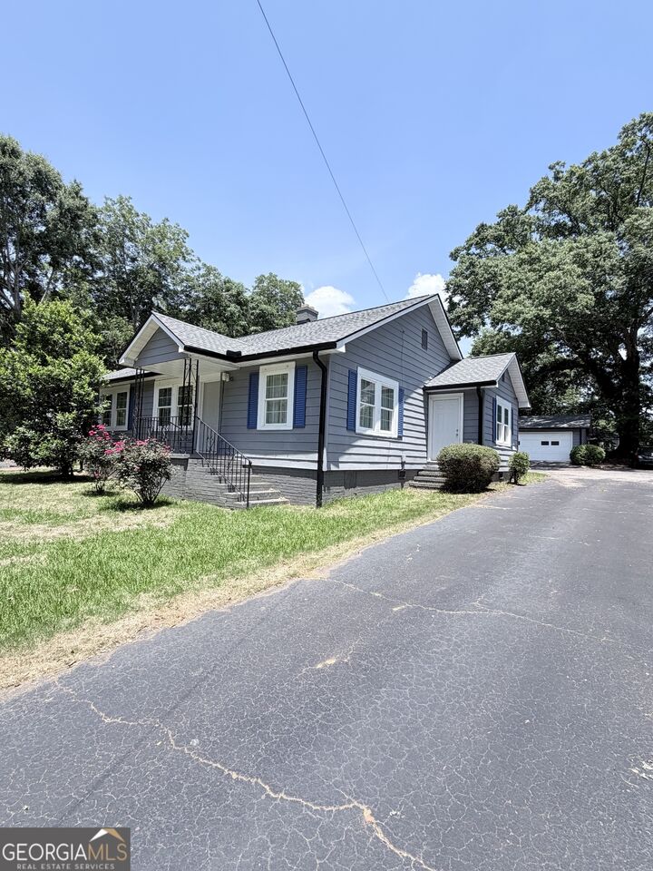 Property Photo: 213 N Lee Street GA 30240