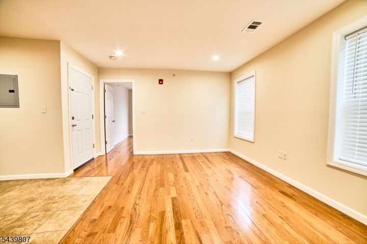 Property Photo:  318 Ohio St 2L  NJ 07083 