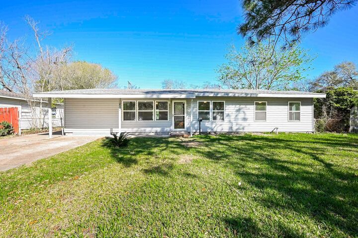 Property Photo: 804 23rd Avenue N TX 77590