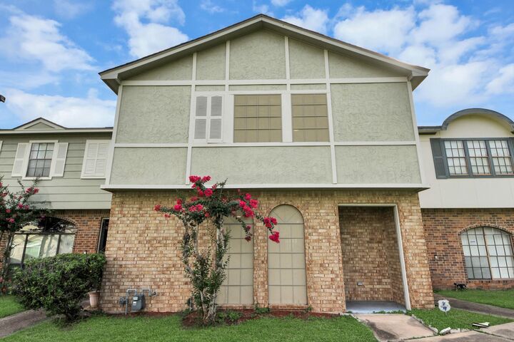 Property Photo:  6470 Creekbend Drive  TX 77096 
