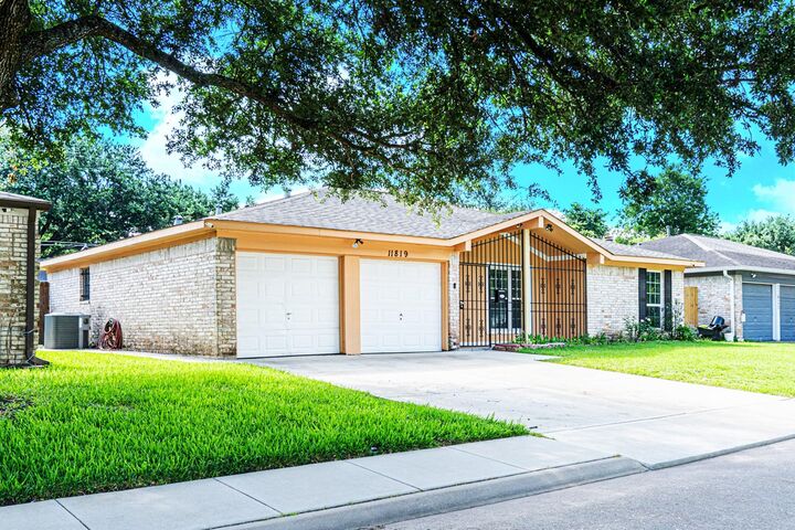 Property Photo: 11819 S Ridgewood Circle TX 77071