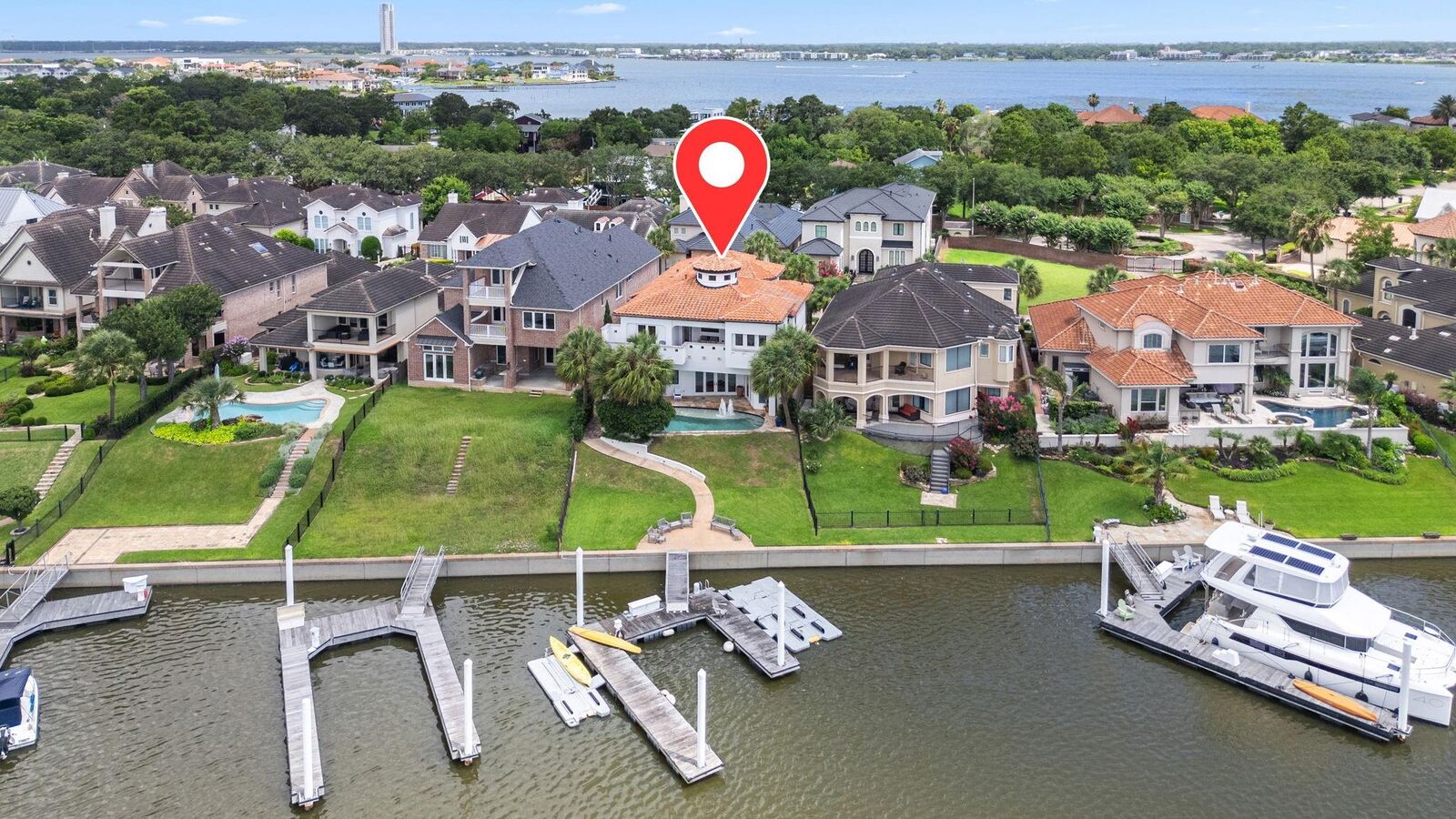 Property Photo: 721 Harborside Way TX 77565