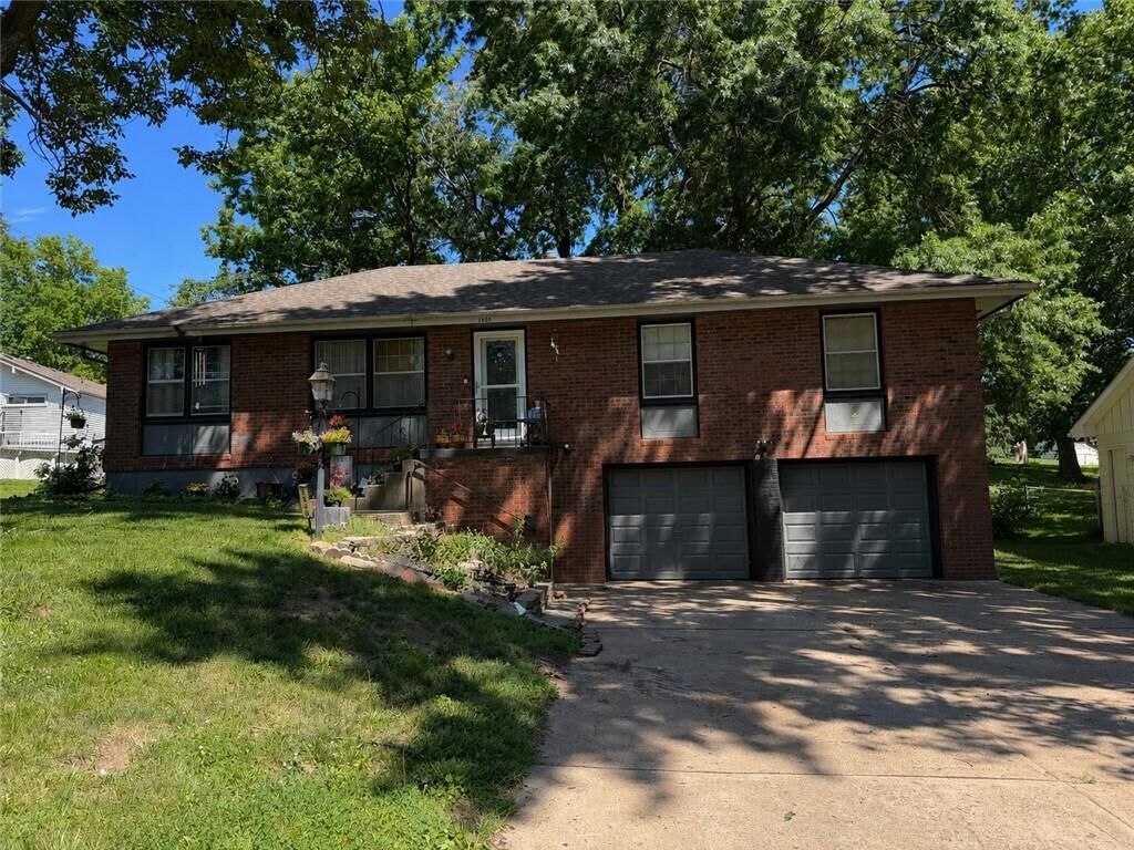 Property Photo:  3809 Queen Ridge Drive  MO 64055 