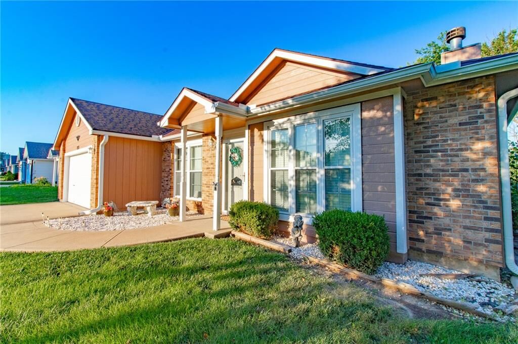 Property Photo:  1213 Fox Run Drive  MO 64093 