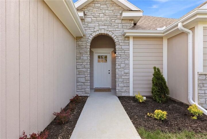 Property Photo:  328 NE 51st Road  MO 64093 