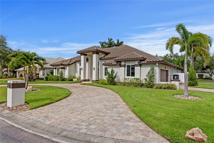 Property Photo: 1230 Darlington Oak Circle NE FL 33703