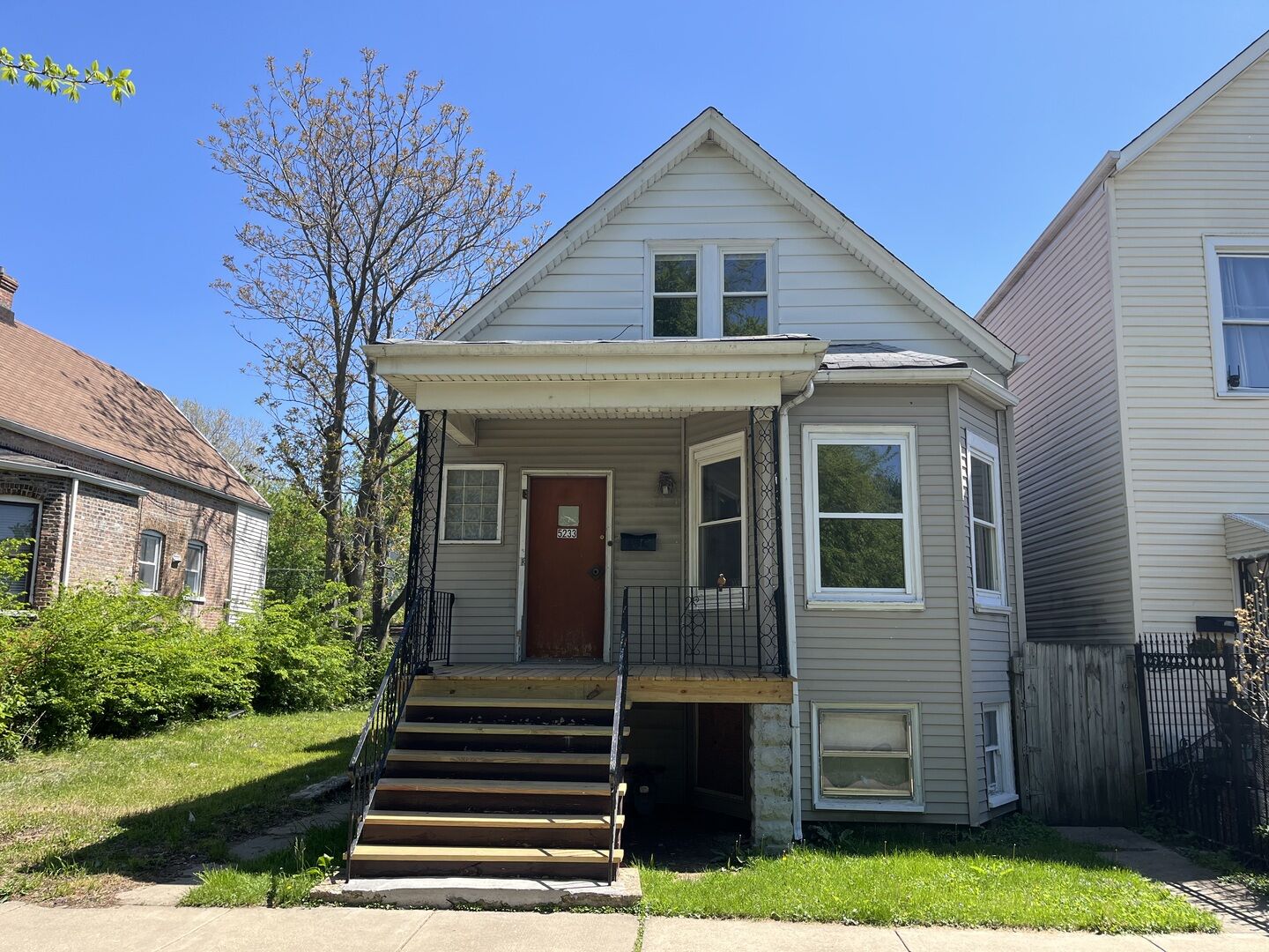 Property Photo: 5233 S Hermitage Avenue IL 60609