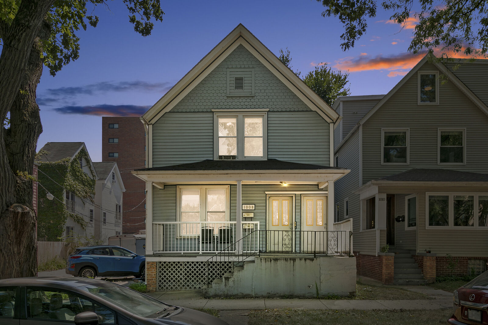 Property Photo: 1008 Garnett Place 1A IL 60201