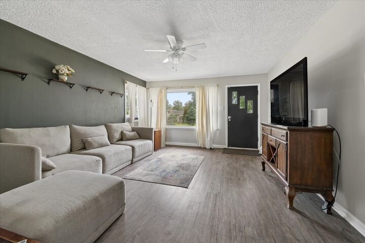 Property Photo:  121 Davison Street  IL 60433 
