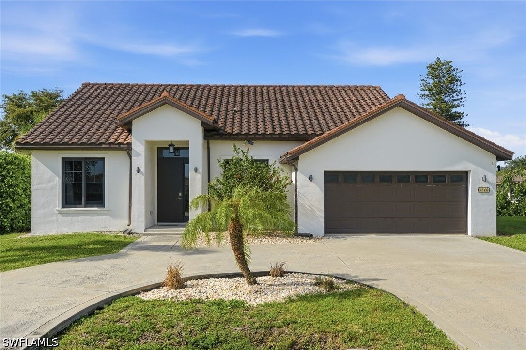 Property Photo: 1140 Jeronimo Drive FL 34103