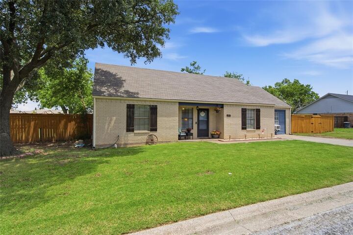 Property Photo: 217 N Laramie Circle TX 76258