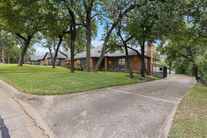 Property Photo: 2618 Keystone Drive TX 76006
