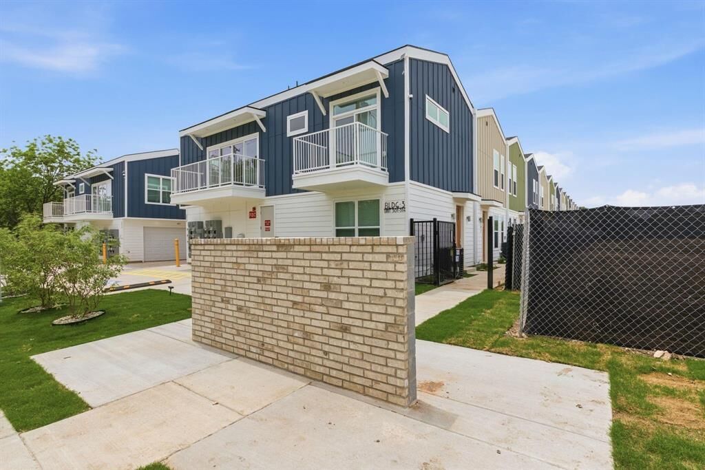 Property Photo:  2925 Spruce Valley Lane 404  TX 75233 