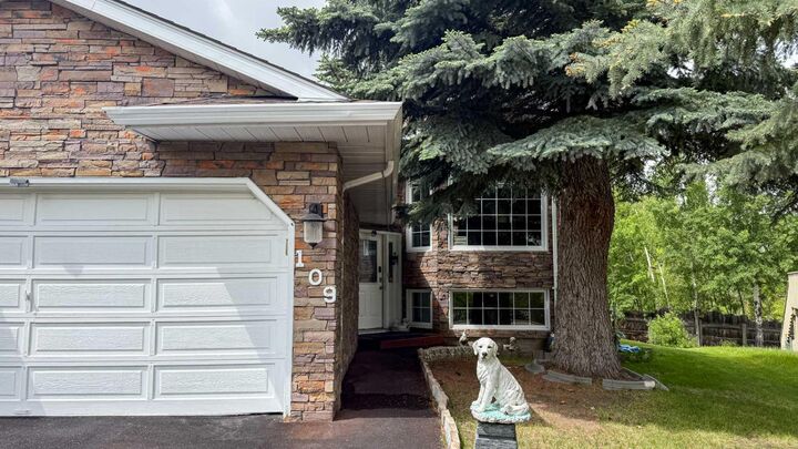 Property Photo: 109 Edgebrook Gardens NW AB T3A 4Z8