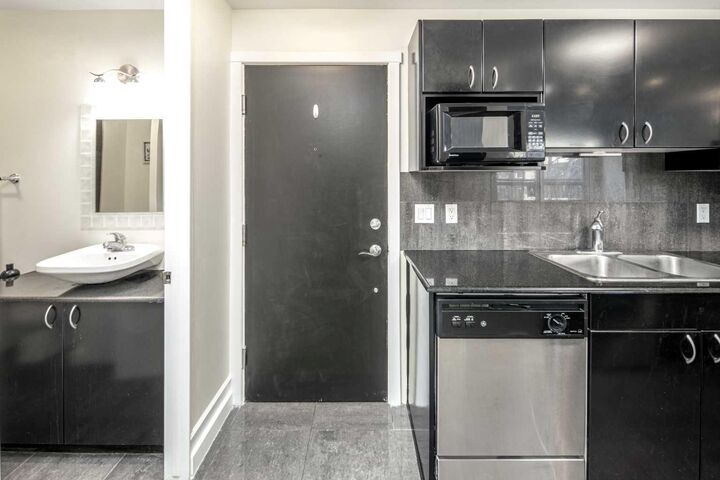 Property Photo: 706 15 Avenue SW 204 AB T2R 0R7