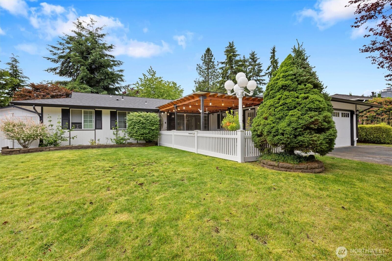 Property Photo:  7624  141st Avenue NE  WA 98052 