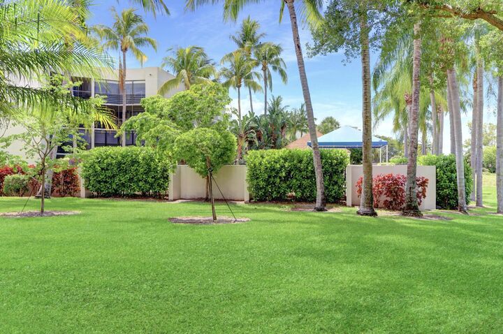 Property Photo:  5800 Camino Del Sol Apt 103  FL 33433 