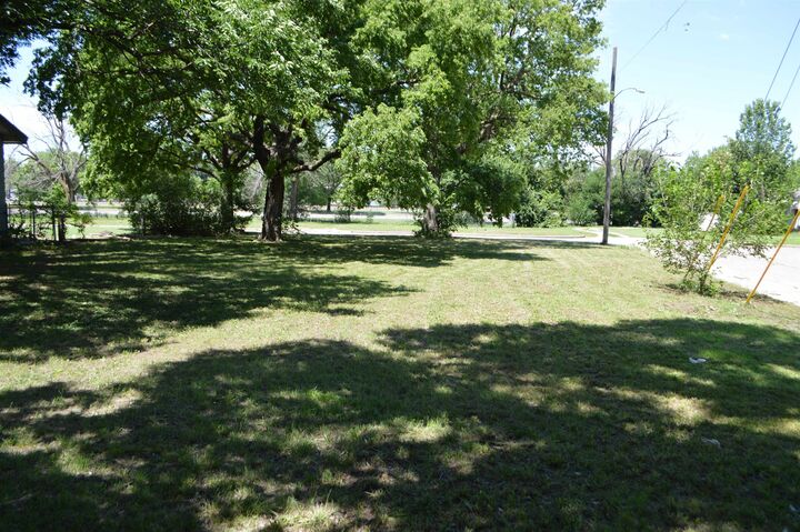 Property Photo:  1802 S Lulu  KS 67211 