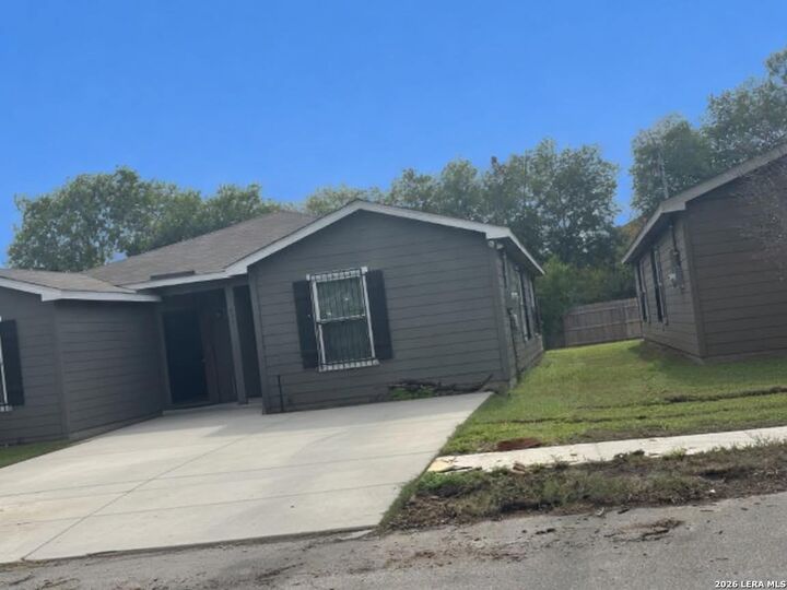 Property Photo: 831 Escalon Ave TX 78221