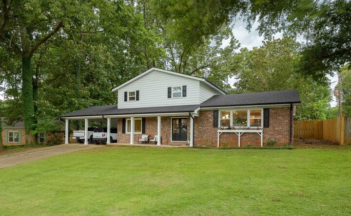 Property Photo: 230 Robinhood Dr AL 35633