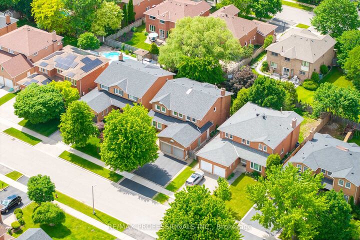 Property Photo: 1311 Greenridge Circle ON L6M 2J8
