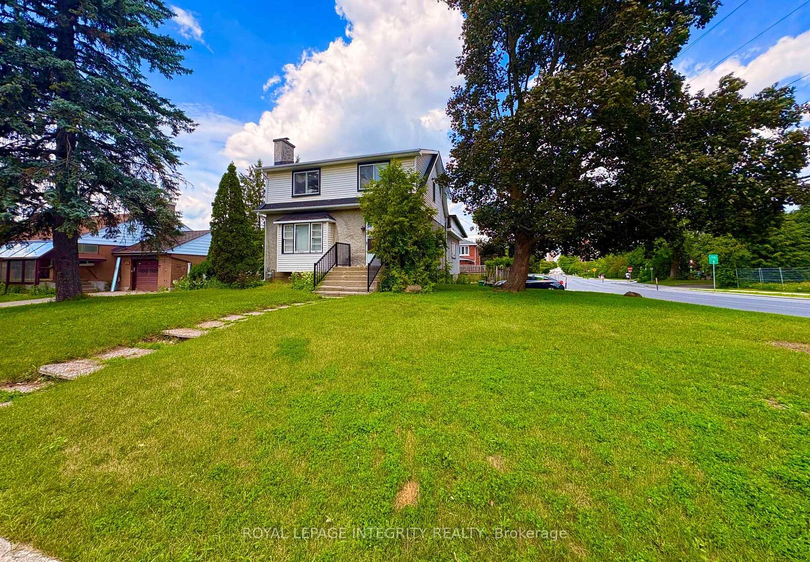Property Photo: 1085 Richard Avenue ON K1H 8C3