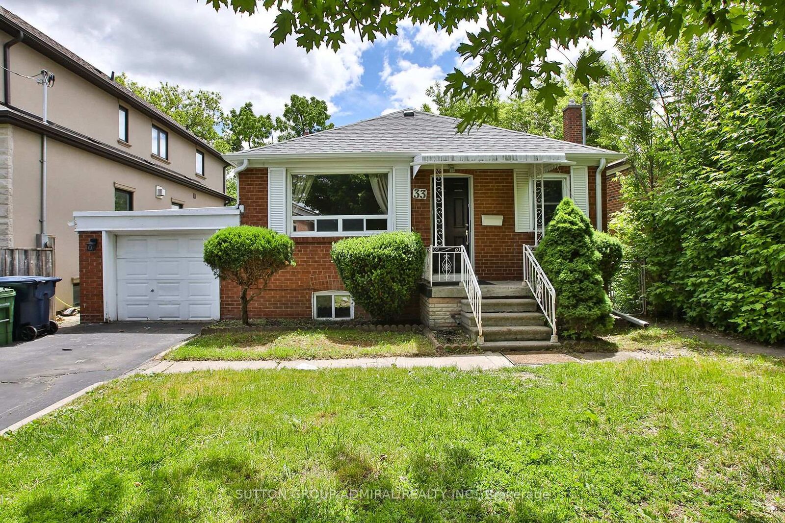 Property Photo: 33 Regina Avenue ON M6A 1R4