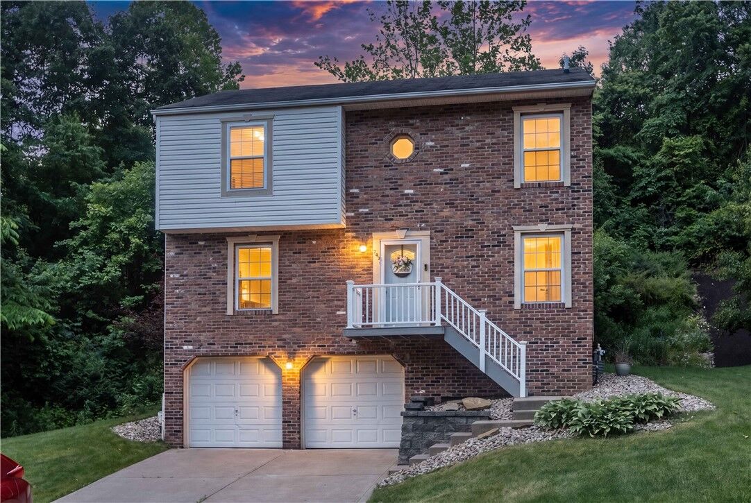 Property Photo: 121 Shelbourne Drive PA 15108