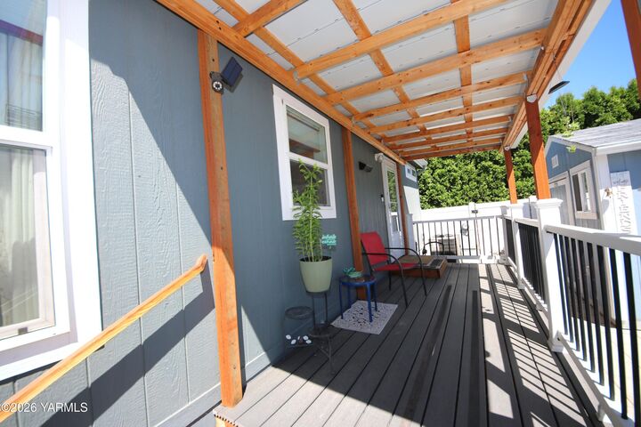 Property Photo: 802 N 40th Ave WA 98908
