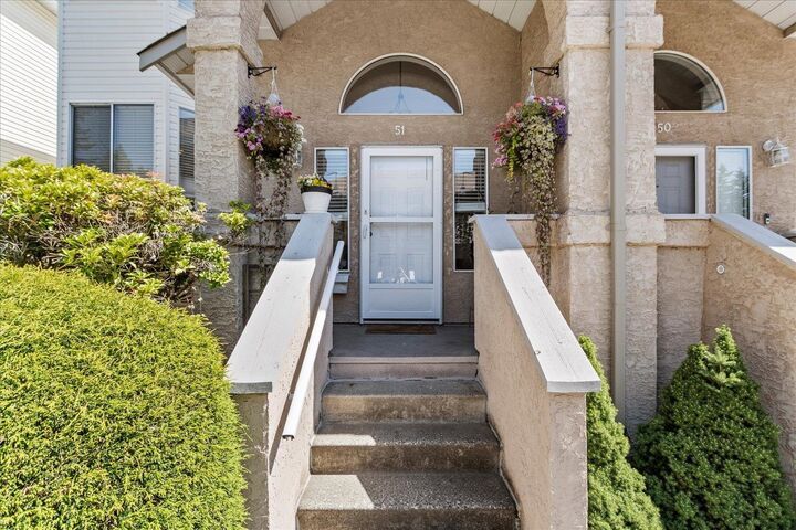 Property Photo: 32339 7 Avenue 51 BC V2V 6T7