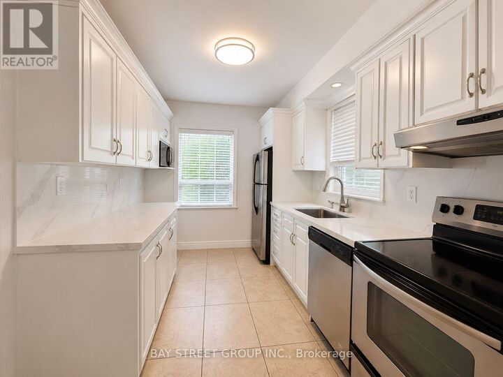 Property Photo:  9 Glenborough Park Crescent  ON M2R 2G4 