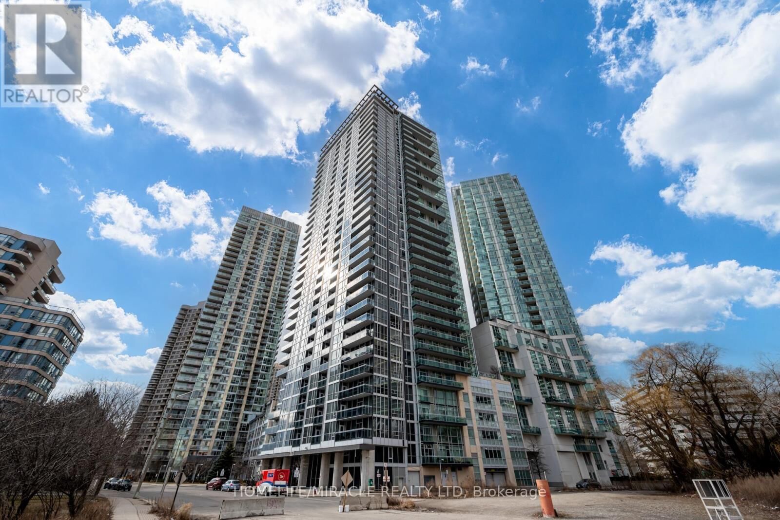 Property Photo: 223 Webb Drive 502 ON L5B 0E8