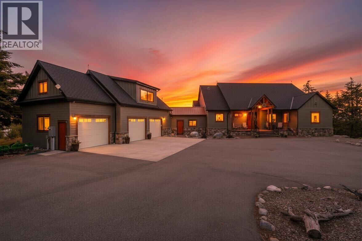 Property Photo: 935 Eagle Place BC V0H 1V6