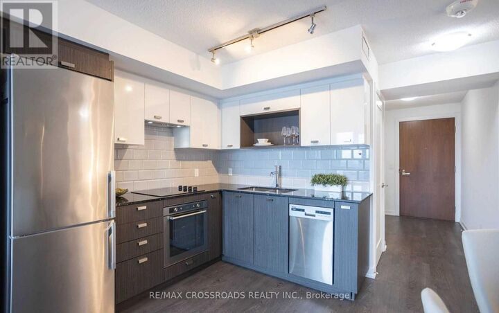 Property Photo:  275 Village Green Square 525  ON M1S 0L8 