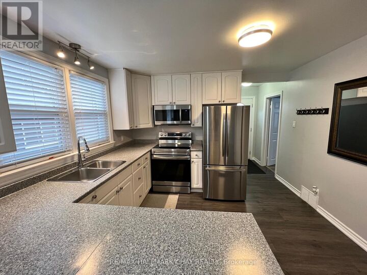 Property Photo:  10 Bowman Avenue A  ON L4M 1V2 