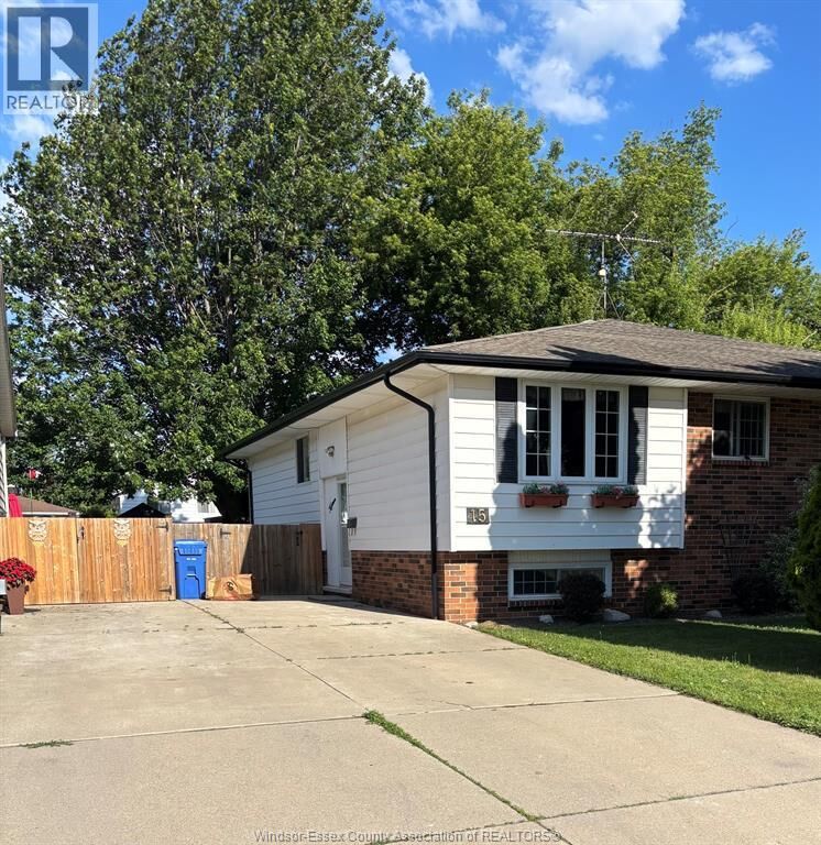 Property Photo:  15 Windwood  ON N8H 4M8 