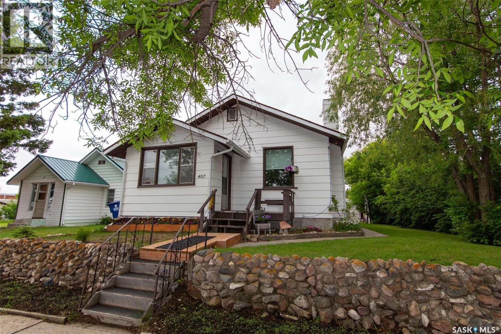 Property Photo:  407 2nd Street E  SK S0K 4W0 