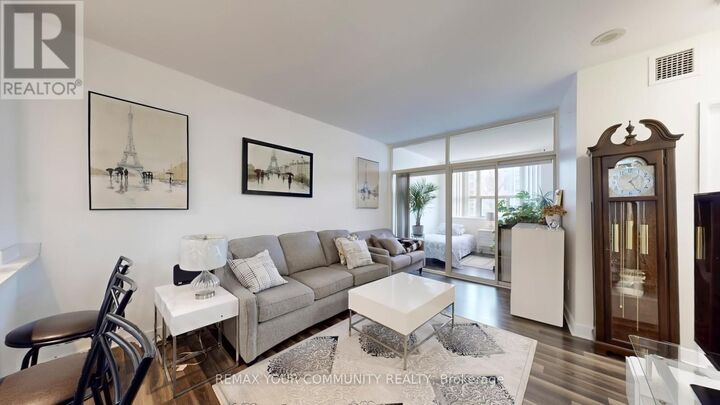 Property Photo: 7398 Yonge Street 111 ON L4J 8J2