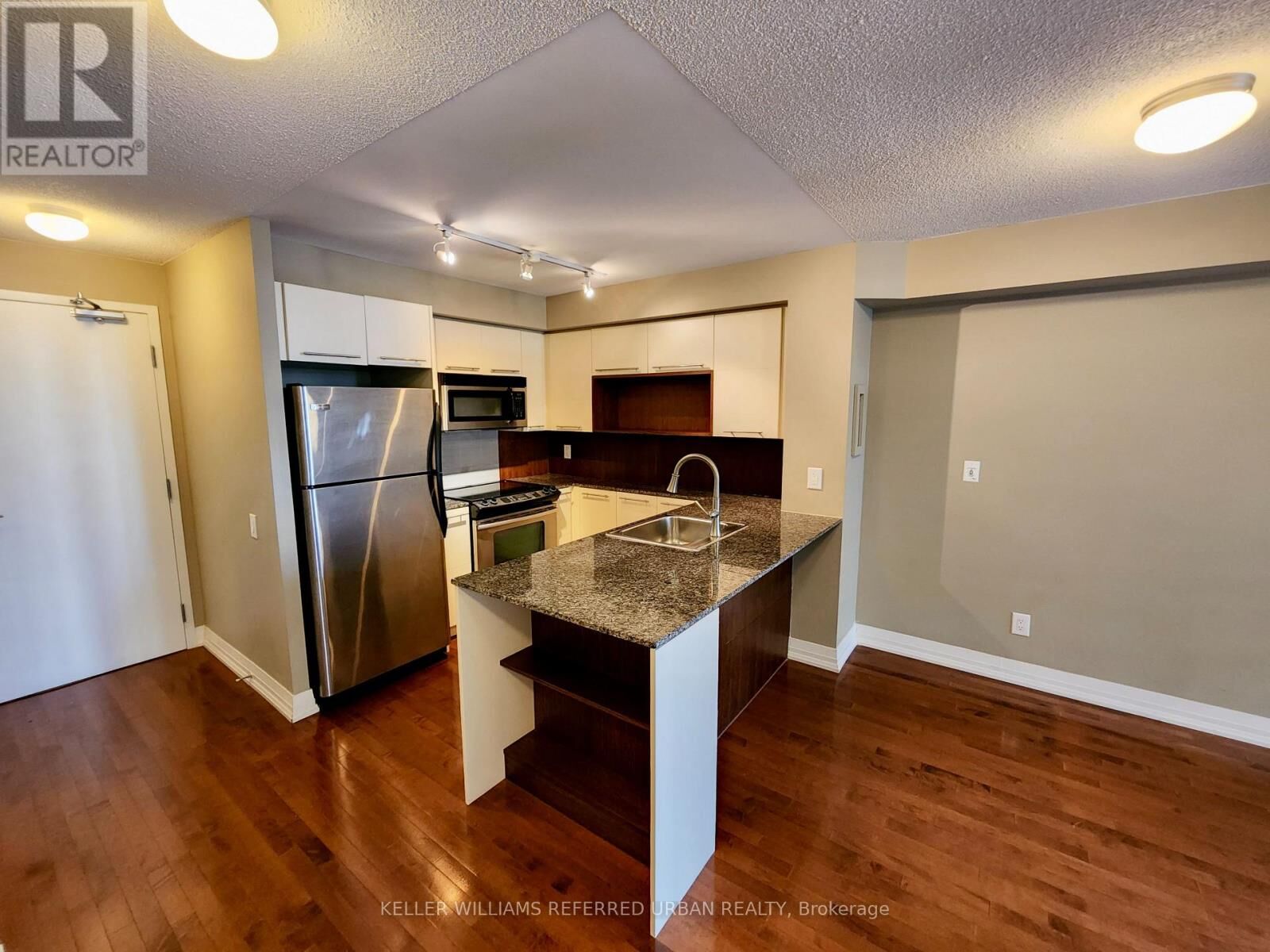 Property Photo:  25 Carlton Street 808  ON M5B 1L4 